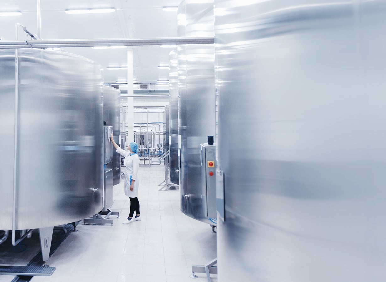 Pharmaceutical manufacturing facility with clean production environment